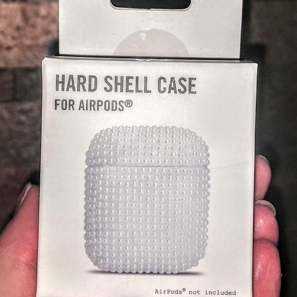 URBAN OUTFITTERS AIRPOD PEARL CASE